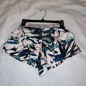 StyleStalker Shorts XS Hawaiian Sunset Floral Print Crochet Waistband